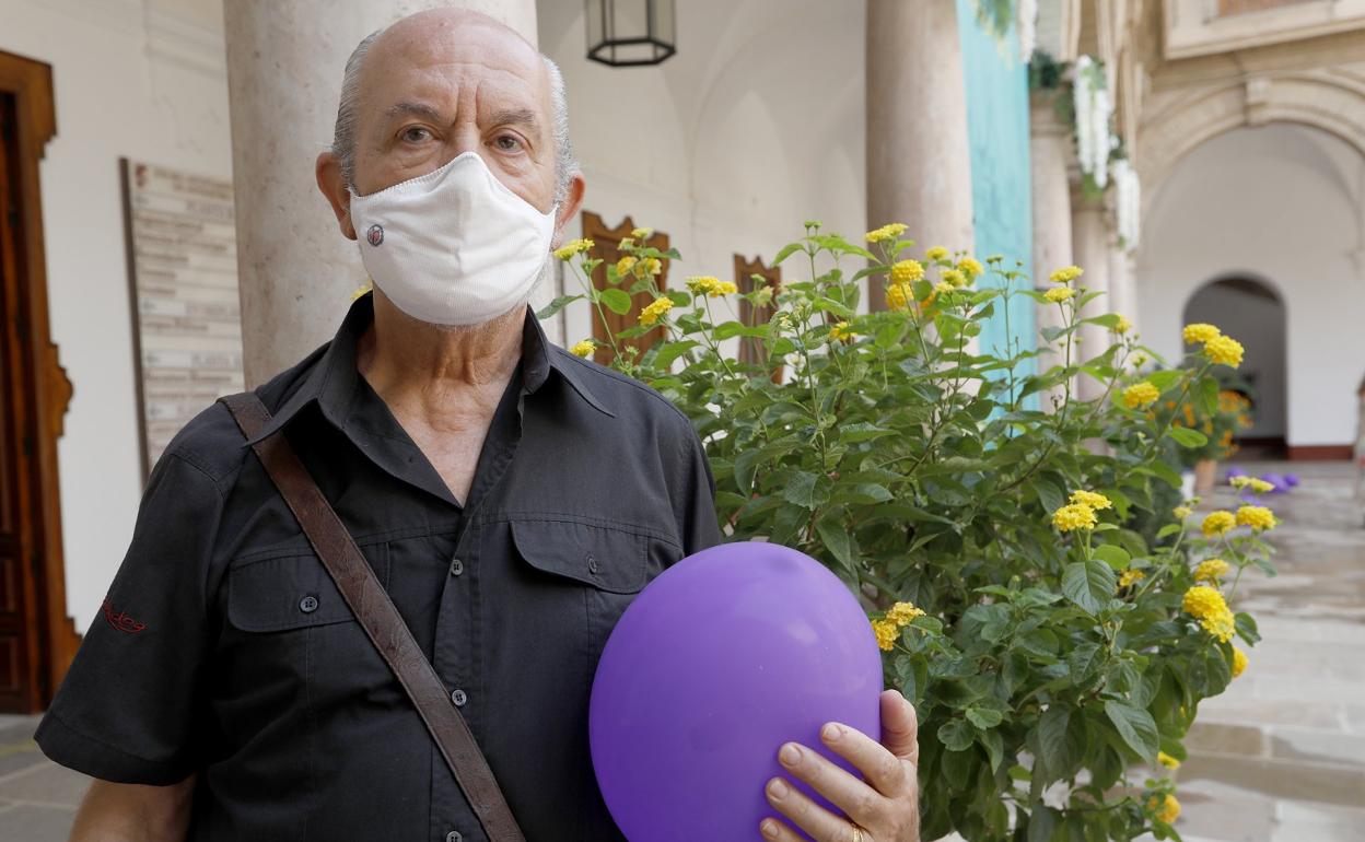 Sebastián Podadera lleva más de ocho años de lucha contra el alzhéimer que padece su mujer. 