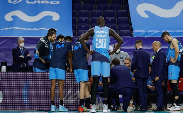 Koumadje, durante un tiempo muerto en el Estudiantes-Baskonia. 