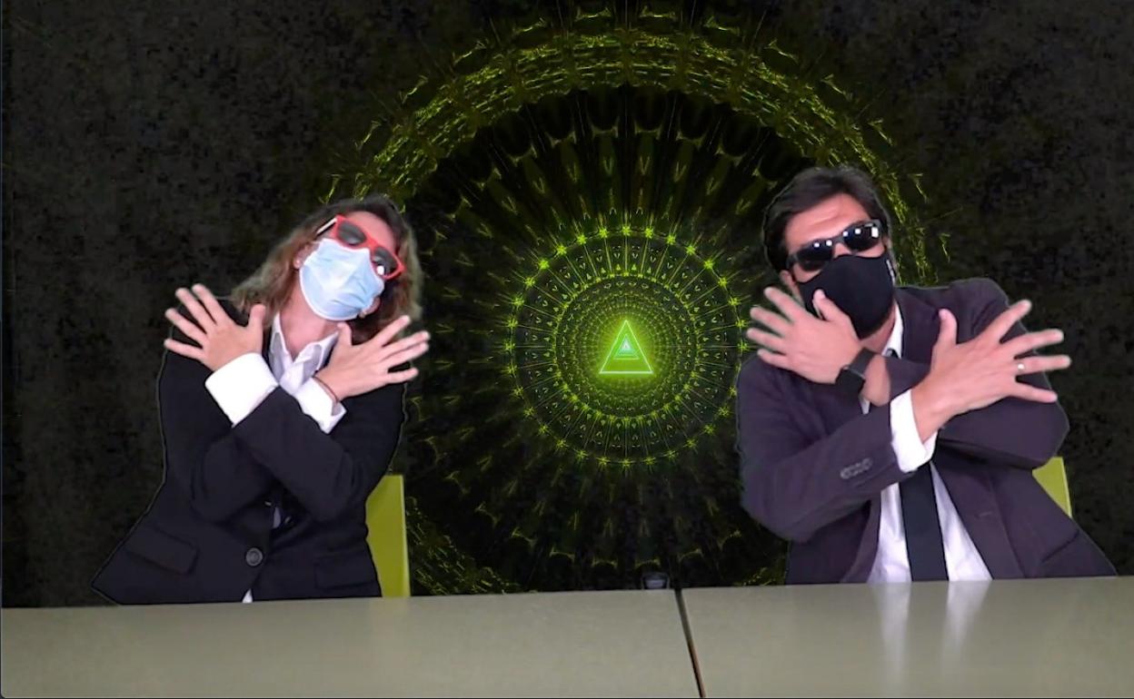 Dos de los profesores mostrando el gesto del equipo anti Covid para que los alumnos se hagan la foto.