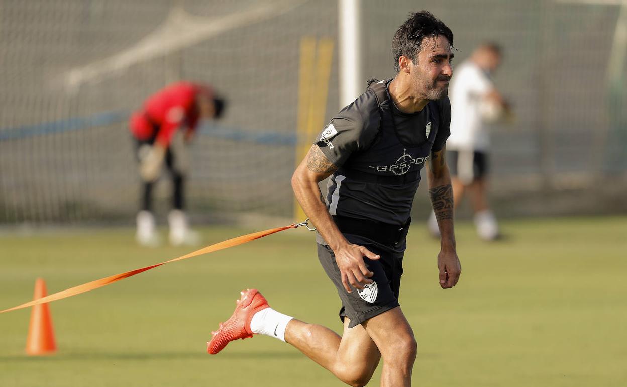 Alberto Escassi, en un ejercicio de fuerza en un entrenamiento del Málaga. 