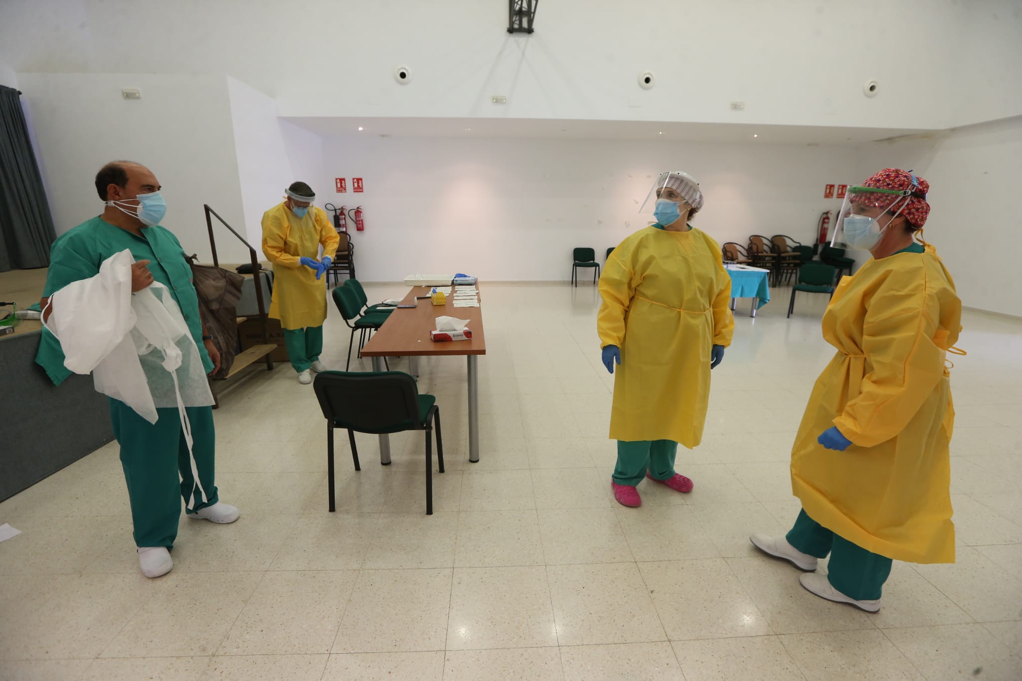 604 vecinos de ambos municipios se someten a un cribado que determinará la incidencia de coronavirus en estos pueblos. En la foto, pruebas en Sierra de Yeguas.