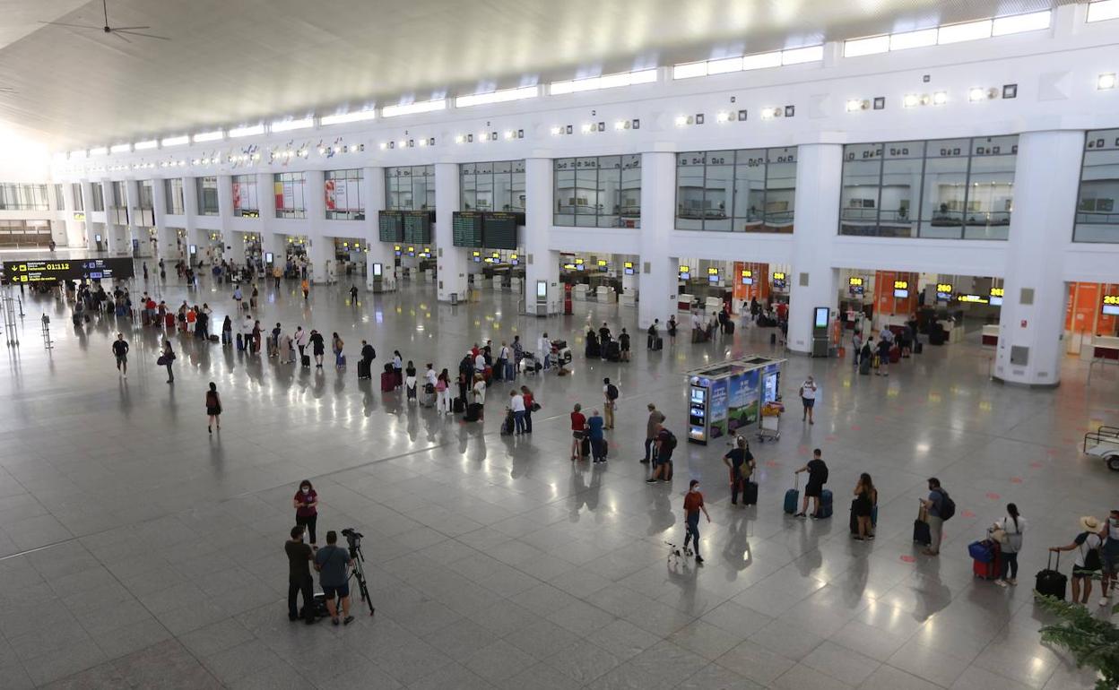 El sector aplaude que la Junta haga test en el aeropuerto y ofrece su ayuda para activarlos ya