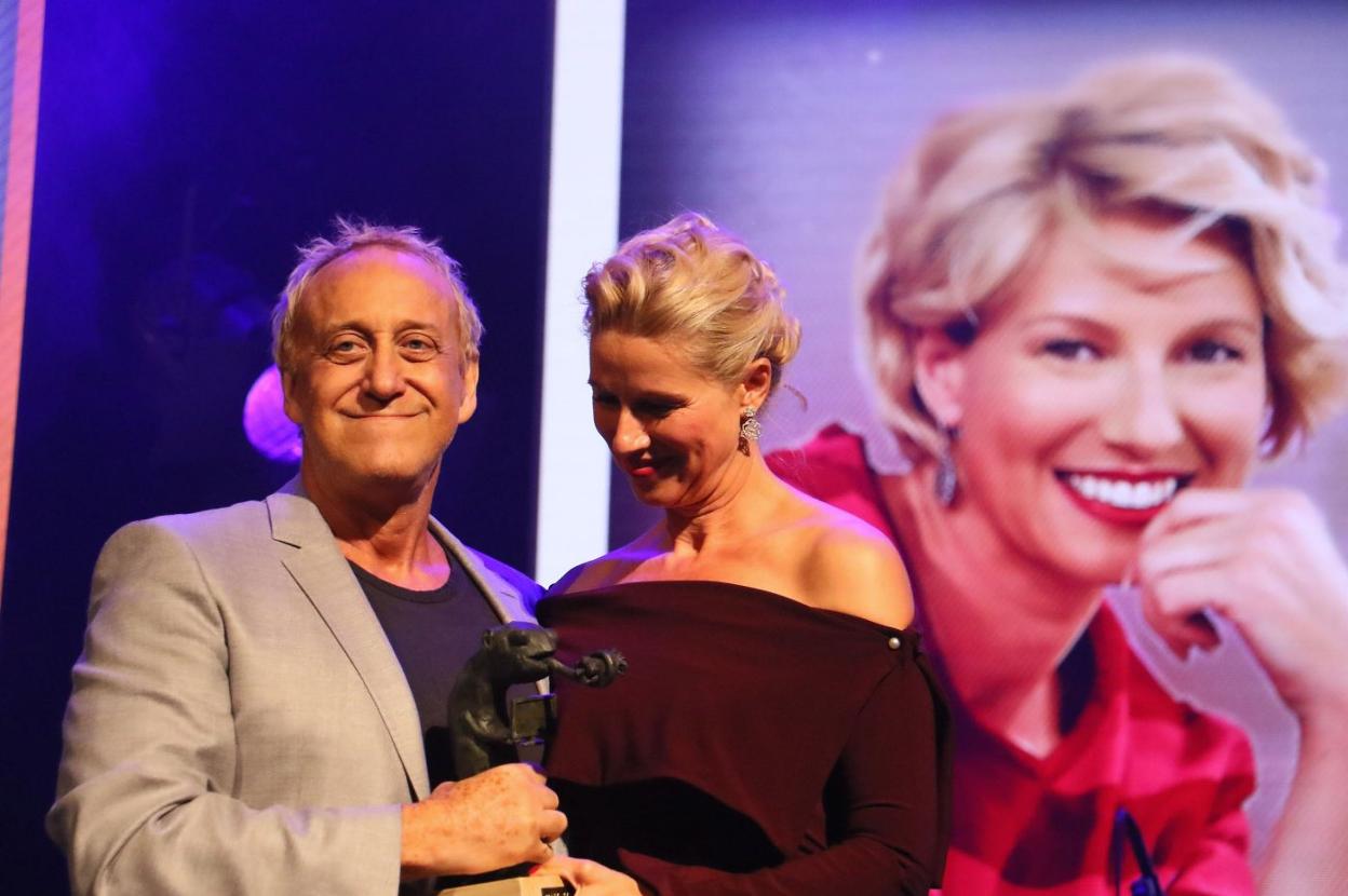 Josep Maria Mainat, exmiembro de La Trinca, junto a Anne Igartiburu en una entrega de premios en 2017. jesús andrade