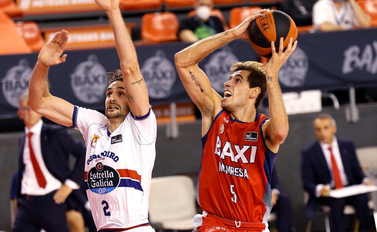 Guillem Jou, a la derecha, en una acción del partido ante el Obradoiro. 