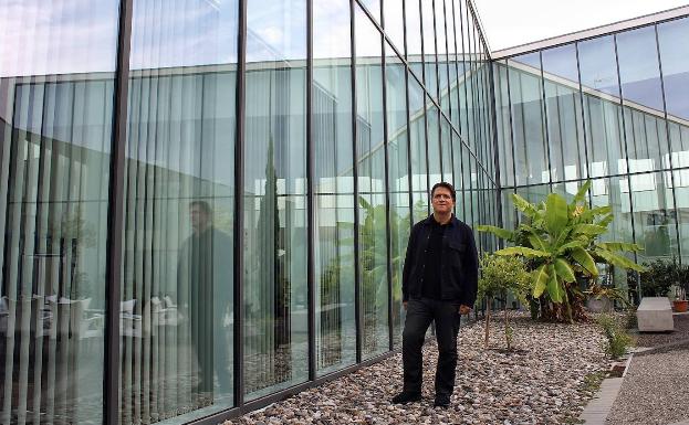 Galería. Juan Gavilanes, en uno de los patios de la facultad, en la que el cristal tiene un papel protagonista. 