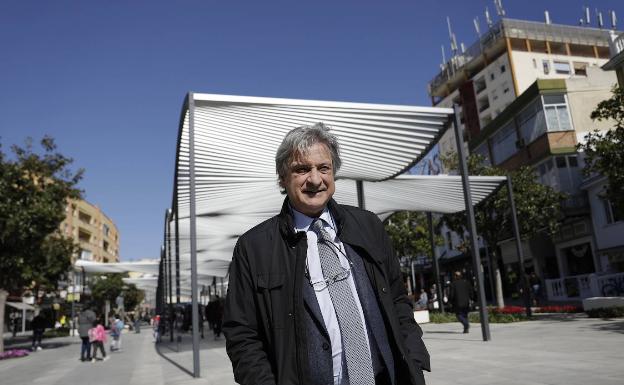 Galería. Salvador Moreno Peralta, junto a la pérgola que recorre la peatonalización que diseñó para Torremolinos. 