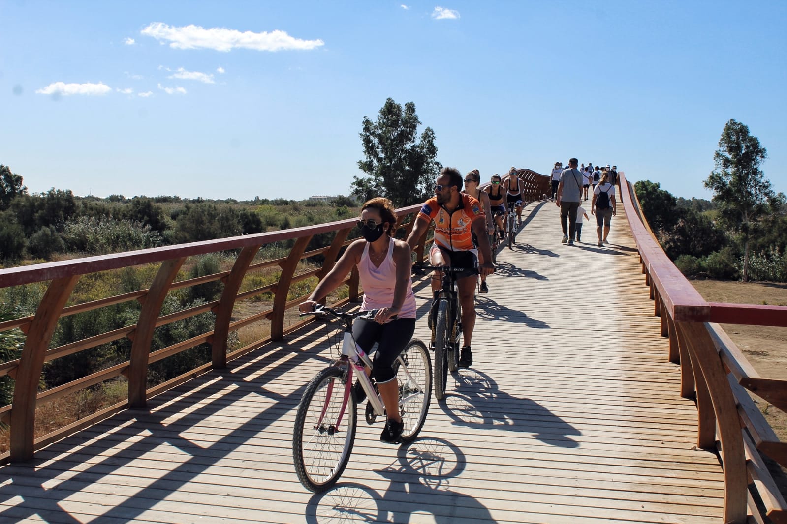 Miles de personas acuden a pie y en bici a conocer el puente de madera el primer sábado después de su inauguración