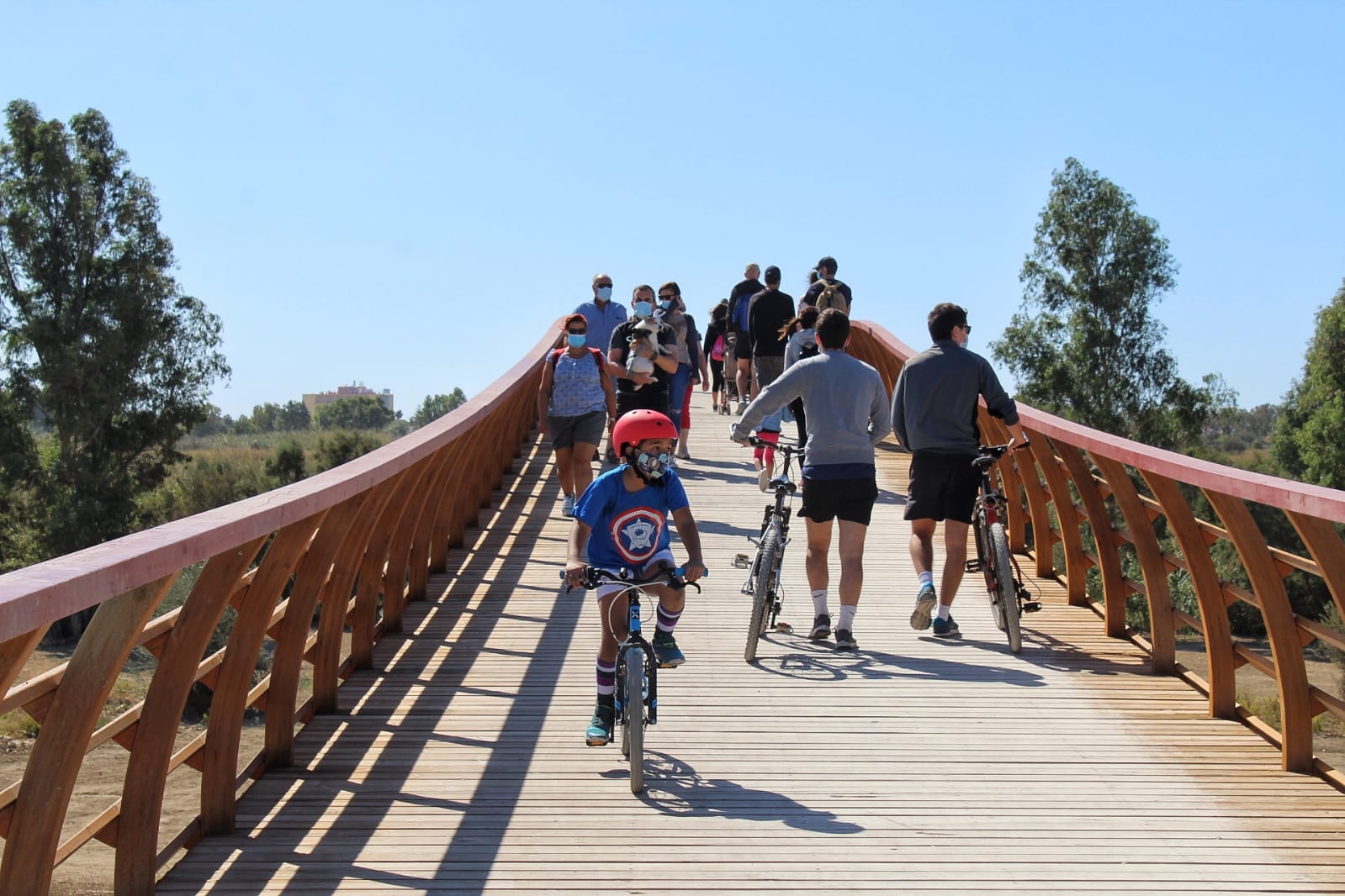 Miles de personas acuden a pie y en bici a conocer el puente de madera el primer sábado después de su inauguración