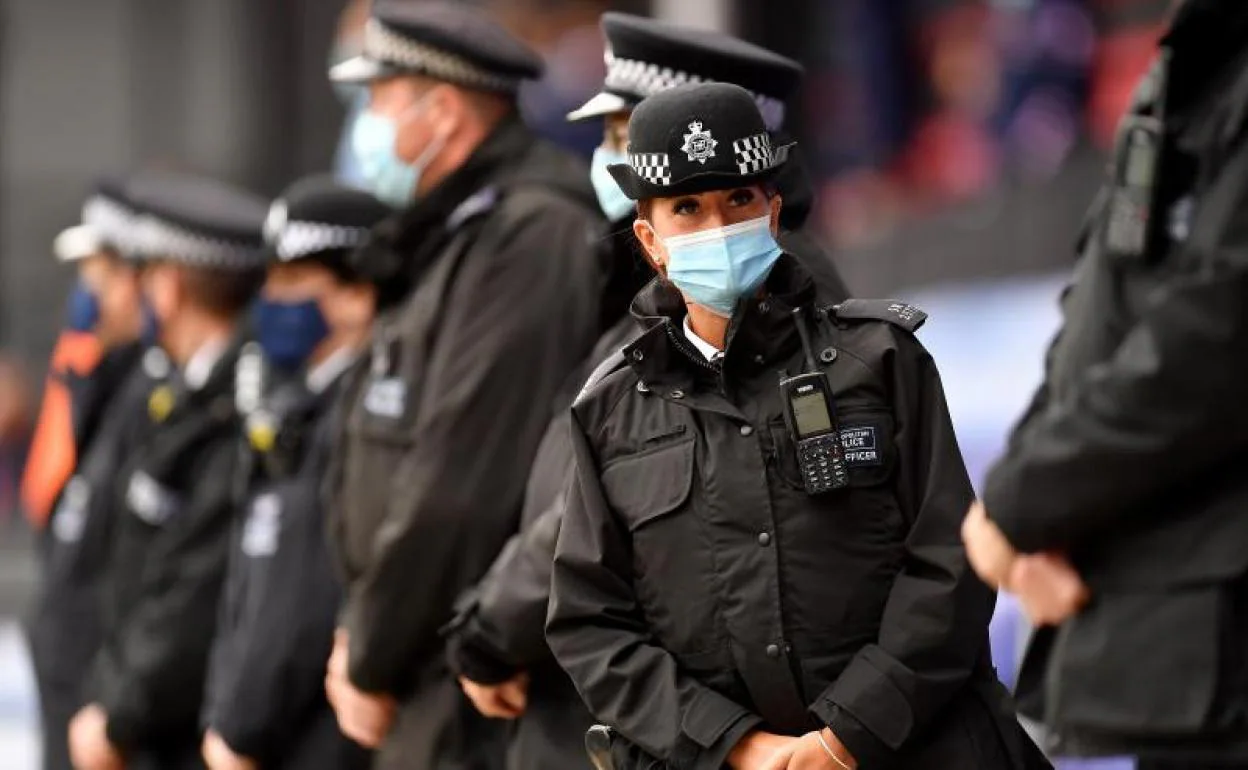 Policías británicos, sin armas, durante la vigilancia de un partido de fútbol en Londres.