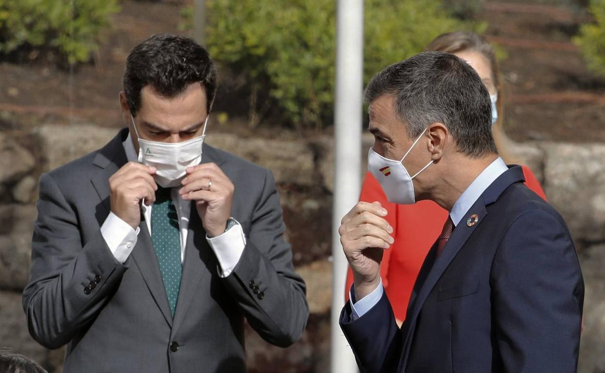 Los presidentes de la Junta y del Gobierno, Juanma Moreno y Pedro Sánchez, ayer en La Toja.