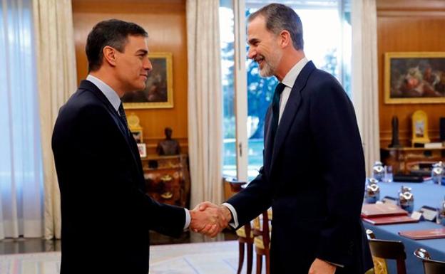 El Rey Felipe VI y el presidente del Gobierno, Pedro Sánchez. 