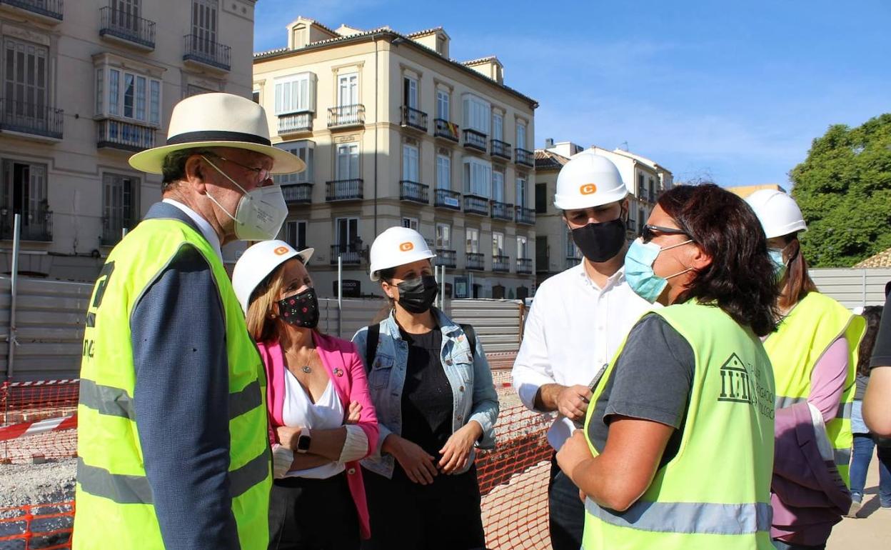 Concejales del grupo del PSOE conversan con una de las arqueólogas junto con el alcalde. 