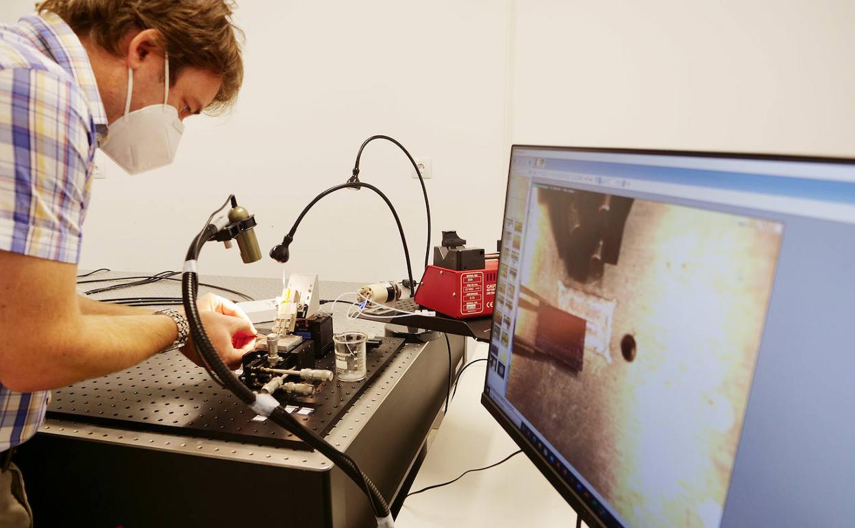 Diseñan en Málaga un sistema de detección precoz del coronavirus basado en sensores fotónicos