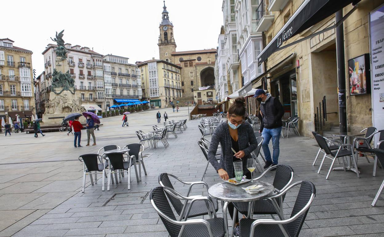 TErrazas vacías en la plaza de la Virgen Blanca, en Vitoria, este septiembre 