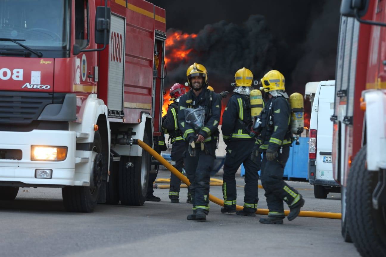 El incendio ha provocado una gran columna de humo 