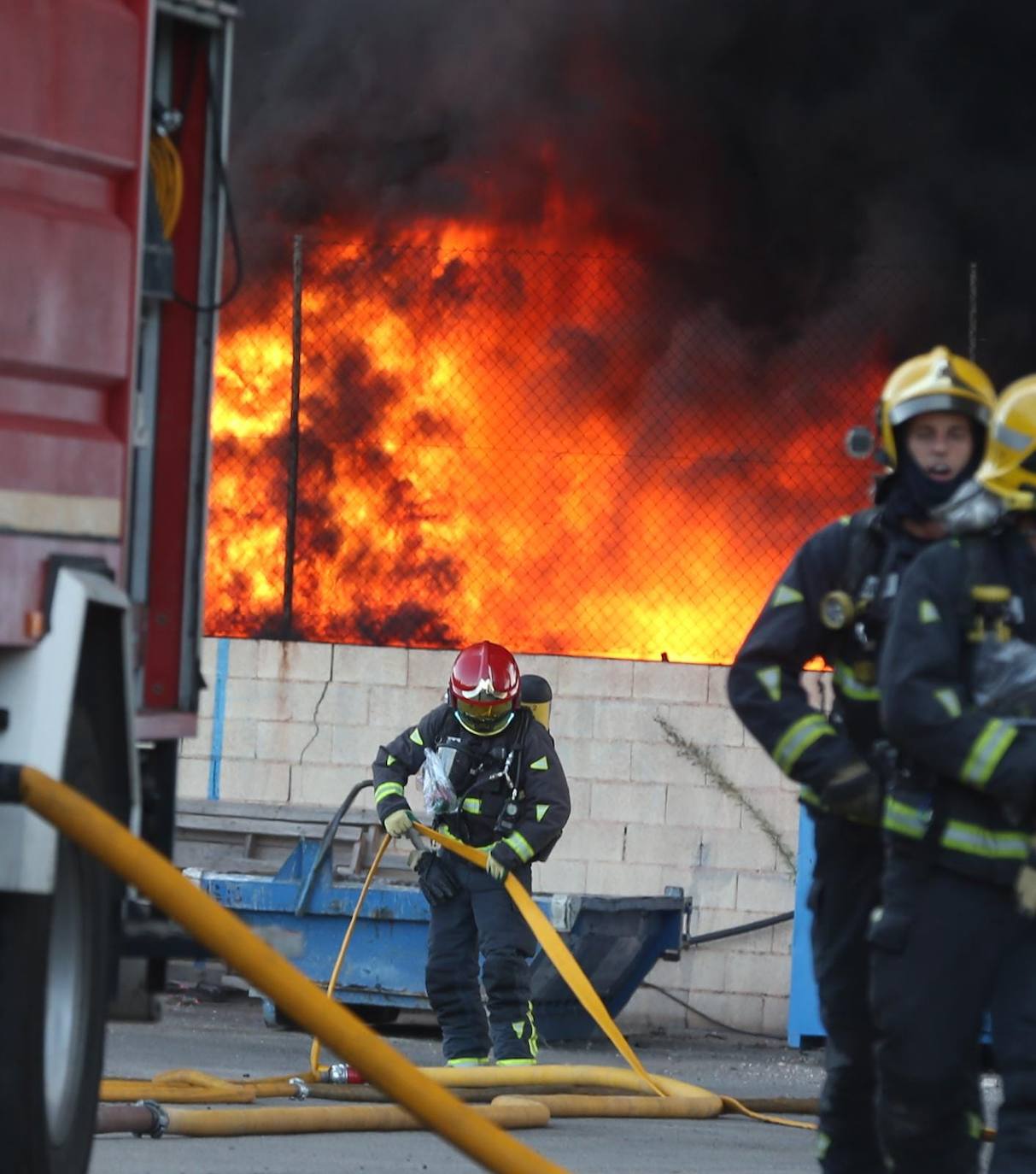 El incendio ha provocado una gran columna de humo 
