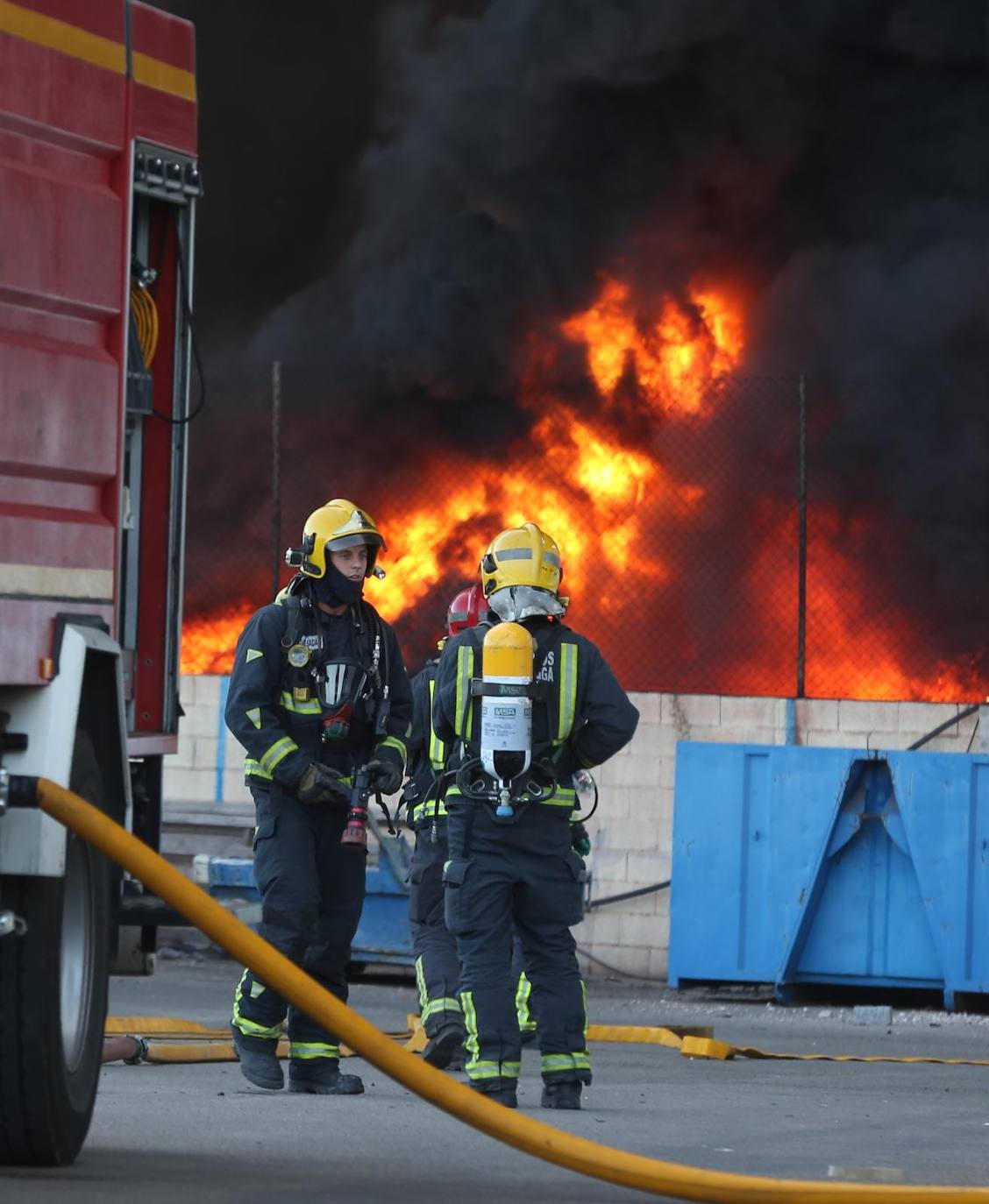El incendio ha provocado una gran columna de humo 