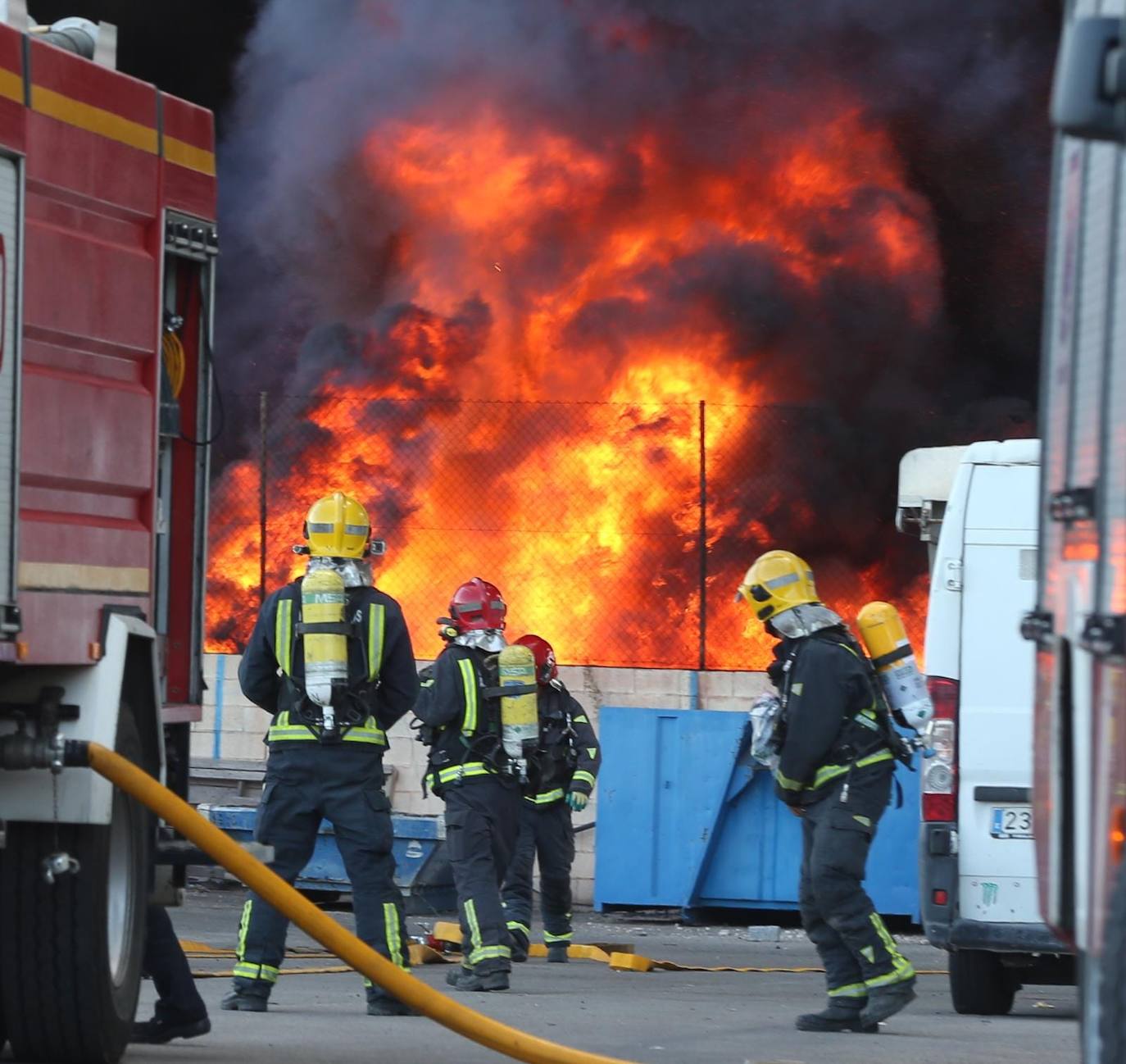 El incendio ha provocado una gran columna de humo 