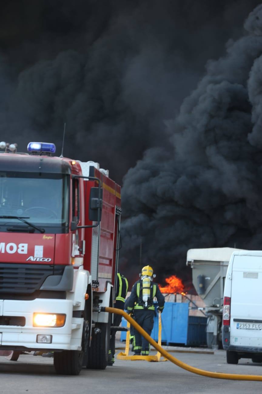 El incendio ha provocado una gran columna de humo 