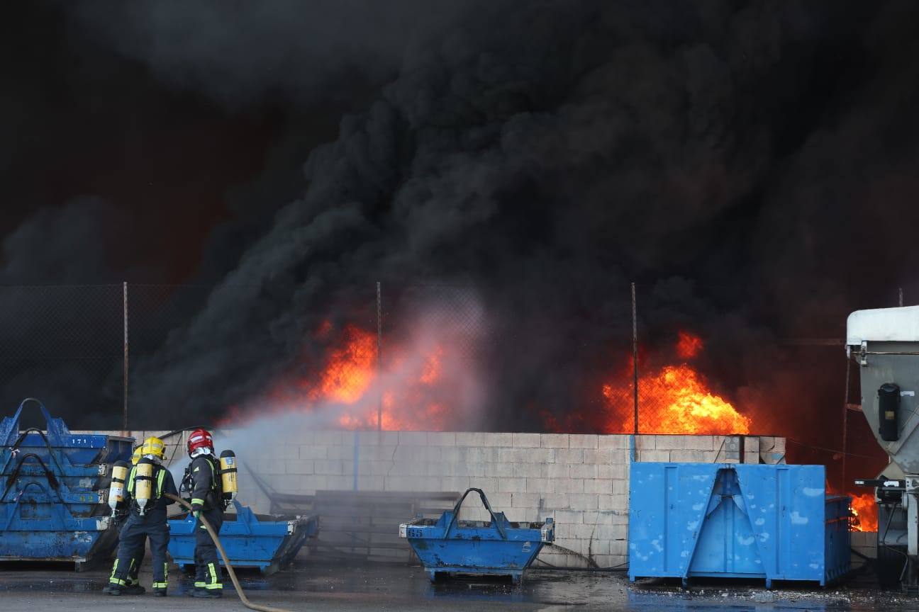 El incendio ha provocado una gran columna de humo 
