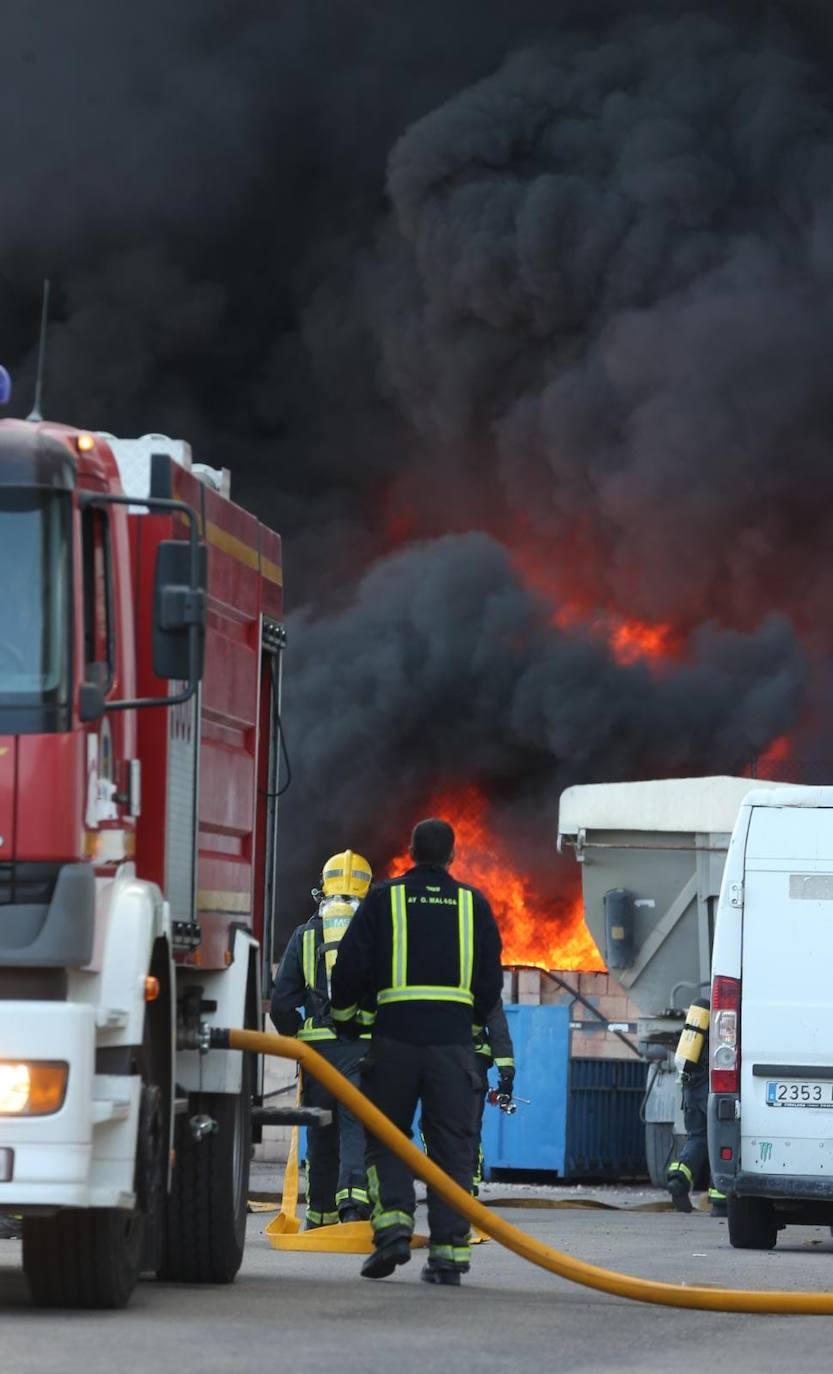 El incendio ha provocado una gran columna de humo 