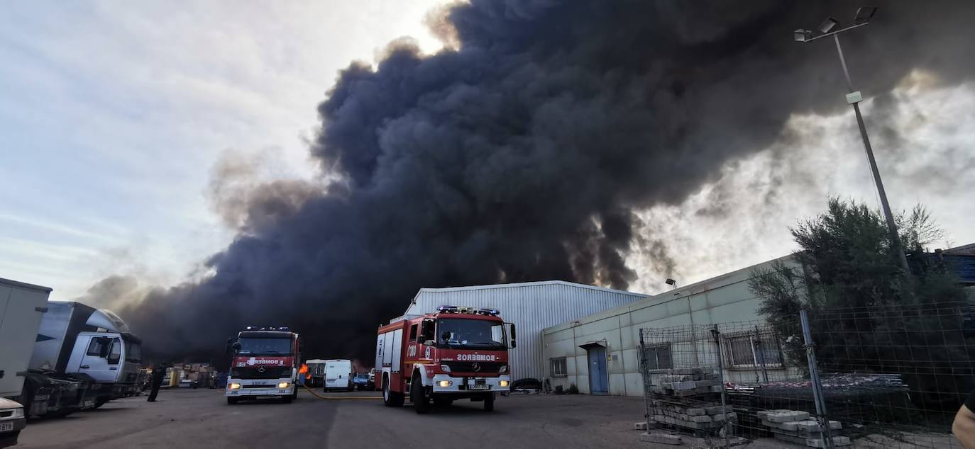 El incendio ha provocado una gran columna de humo 