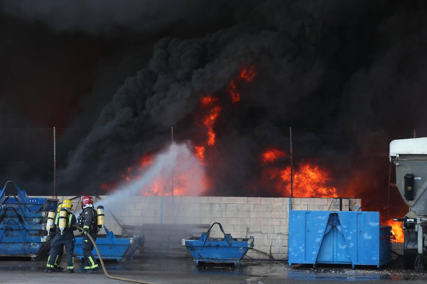 El incendio ha provocado una gran columna de humo 