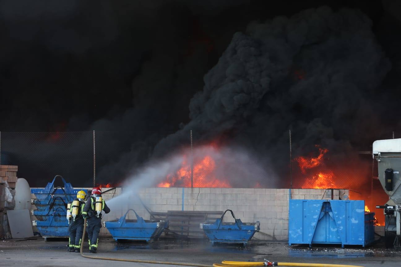 El incendio ha provocado una gran columna de humo 