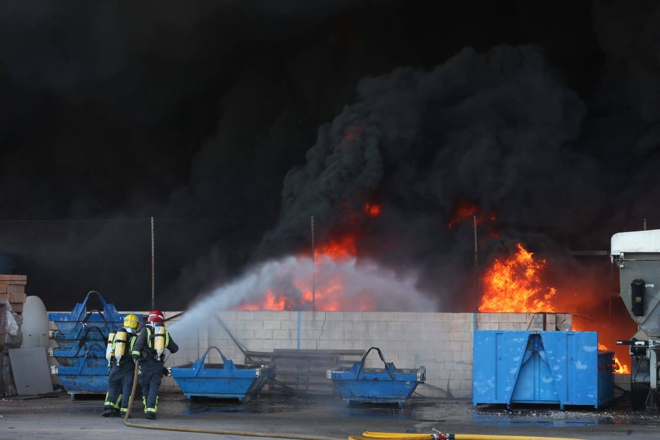 El incendio ha provocado una gran columna de humo 