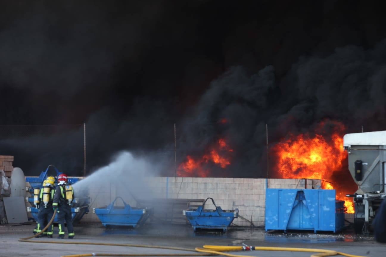 El incendio ha provocado una gran columna de humo 