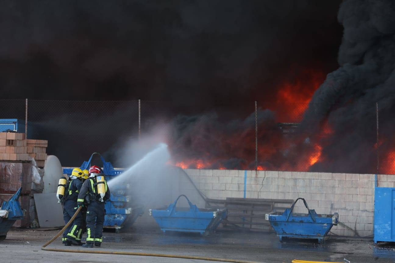 El incendio ha provocado una gran columna de humo 