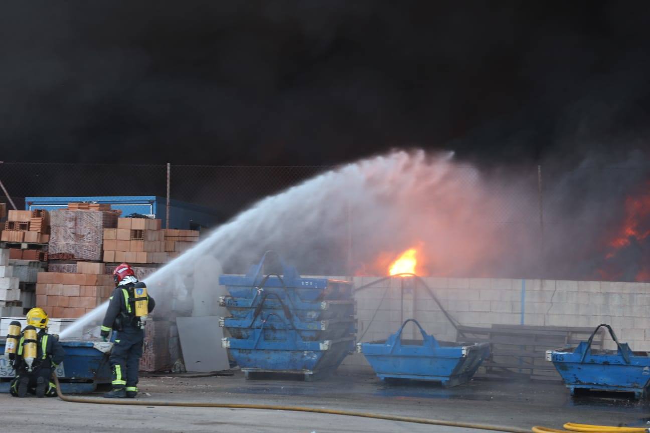 El incendio ha provocado una gran columna de humo 