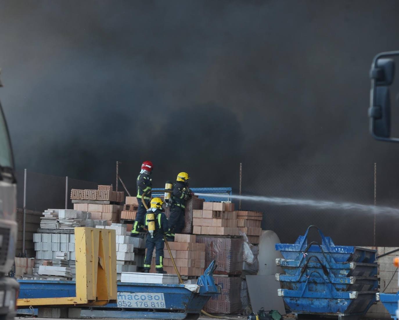 El incendio ha provocado una gran columna de humo 