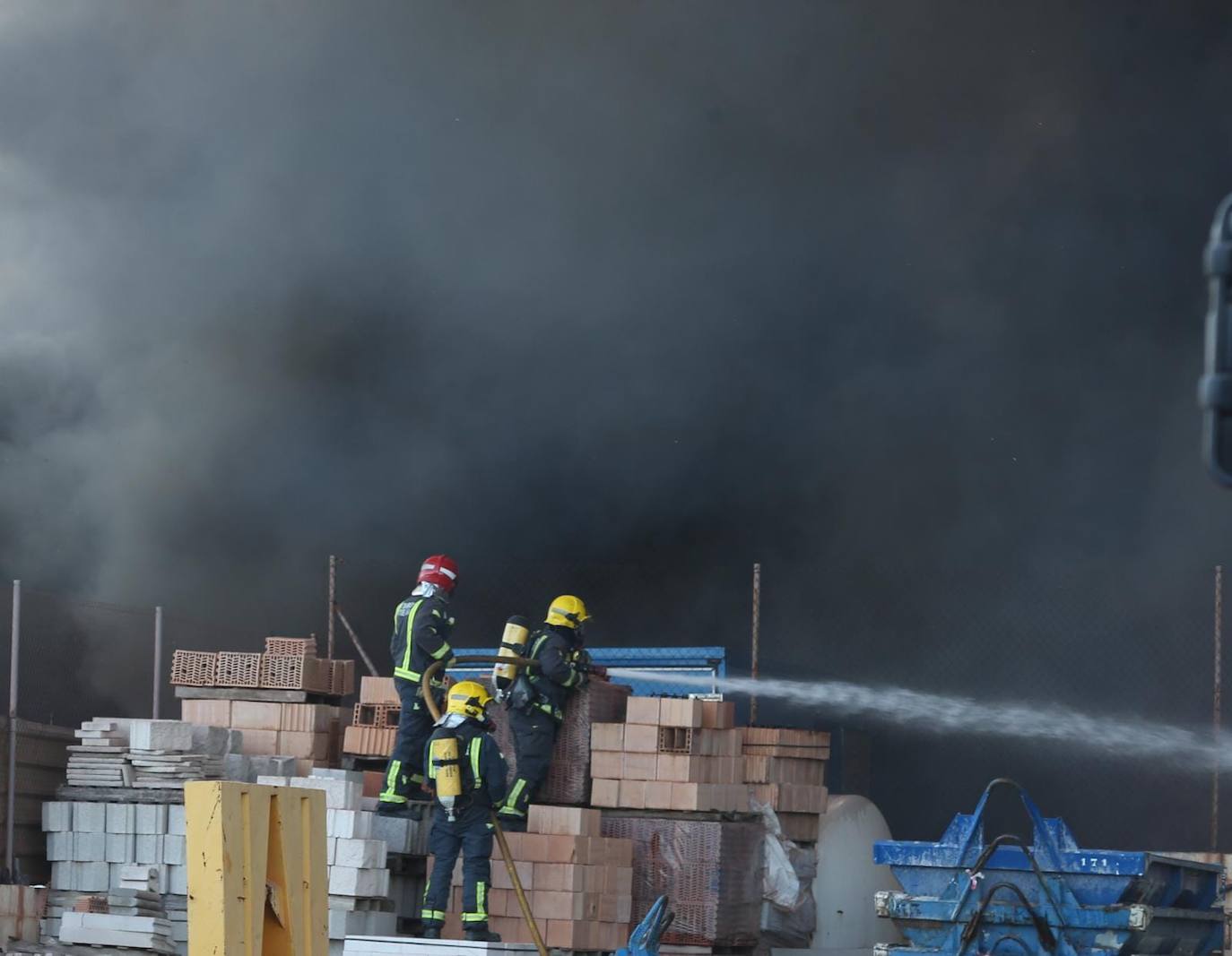 El incendio ha provocado una gran columna de humo 