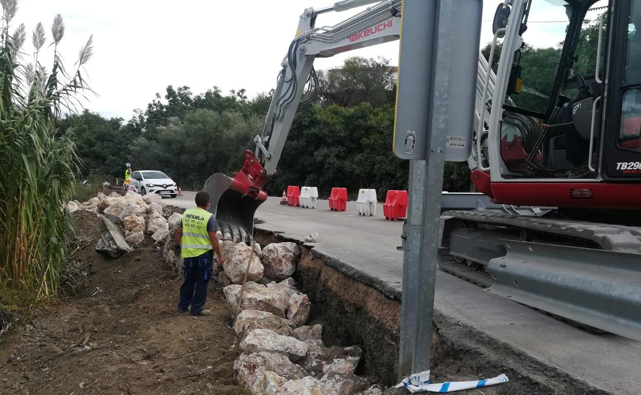 Actuación en una de las carreteras de la comarca.