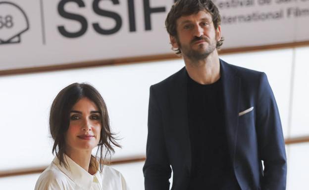 Paz Vega y Raúl Arévalo, durante la presentación en San Sebastián.