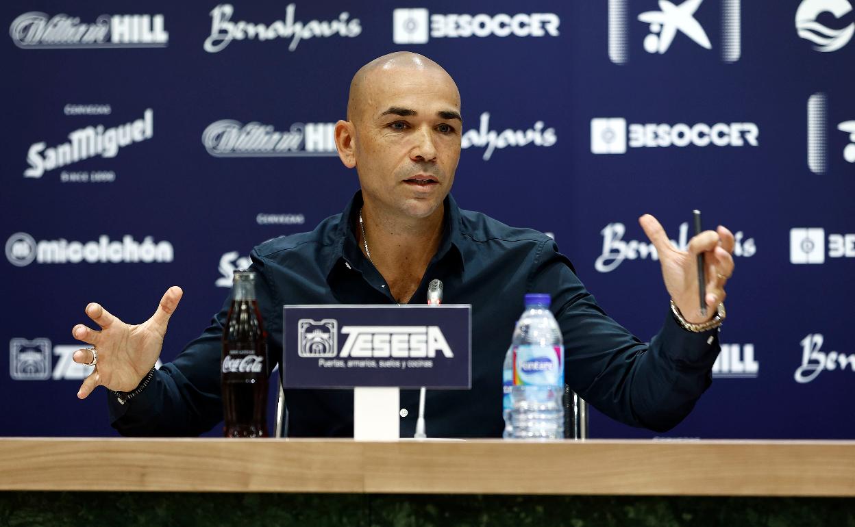 Manolo Gaspar, durante la comparecencia ofrecida este mediodía en la sala de prensa Juan Cortés de La Rosaleda. 