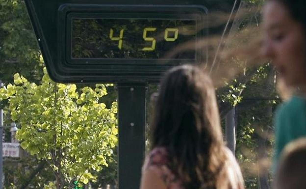 Un termómetro urbano en la ciudad de Granada el pasado mes de julio. 