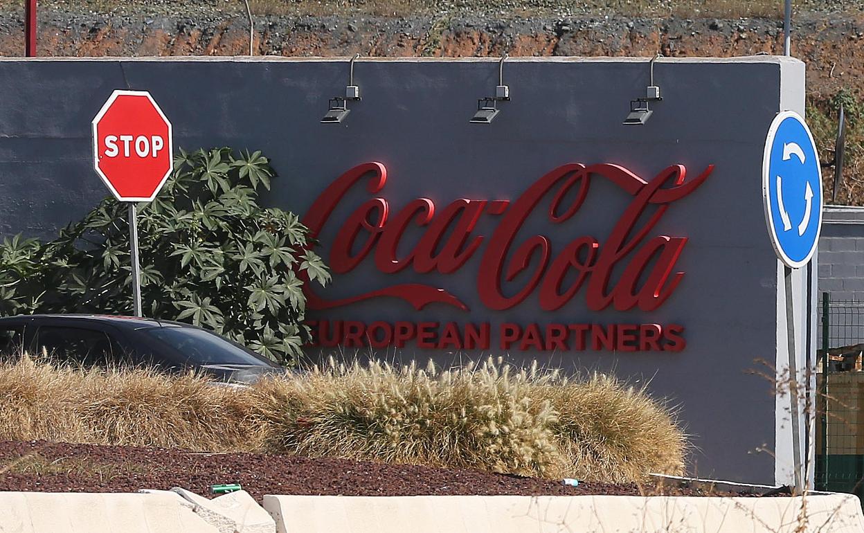 Entrada a la planta de Coca-Cola European Partners en Málaga. 
