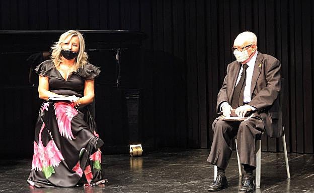 Paula Coronas y Manuel del Campo, durante la presentación de la biografía. 