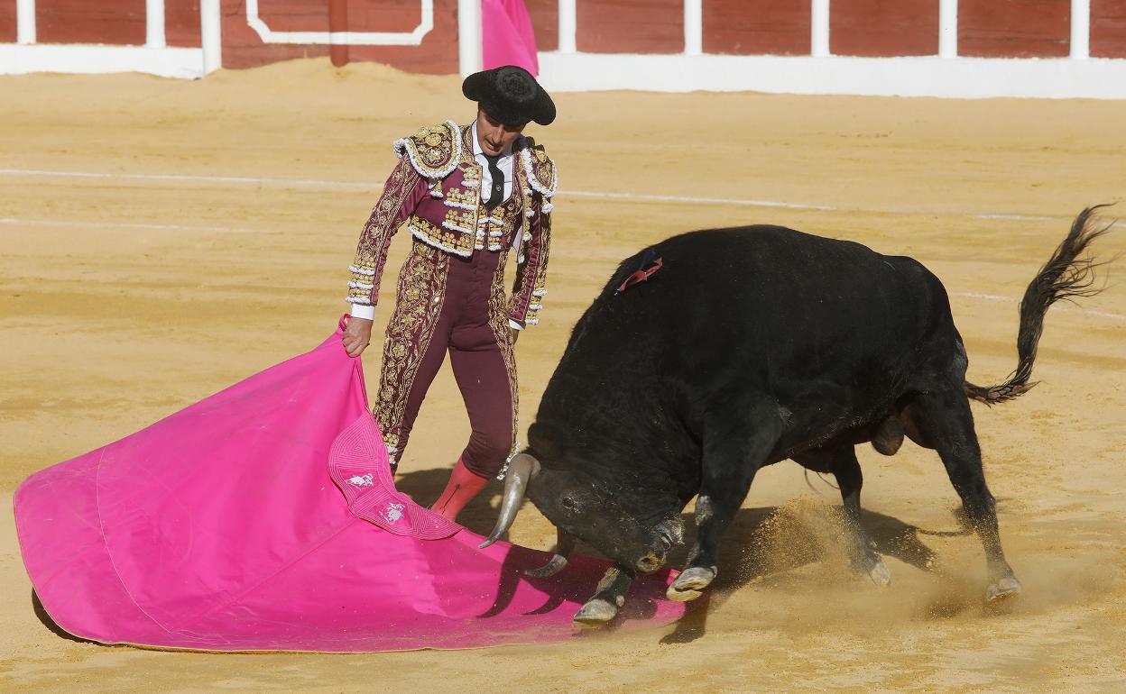 El Fandi, en el recibimiento con el capote al primero de su lote.