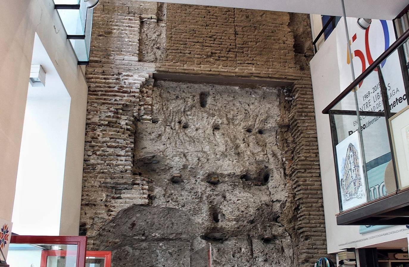 Restos de la muralla nazarí (siglos XIII-XV).Ubicación: Librería Proteo Prometeo. Visitable
