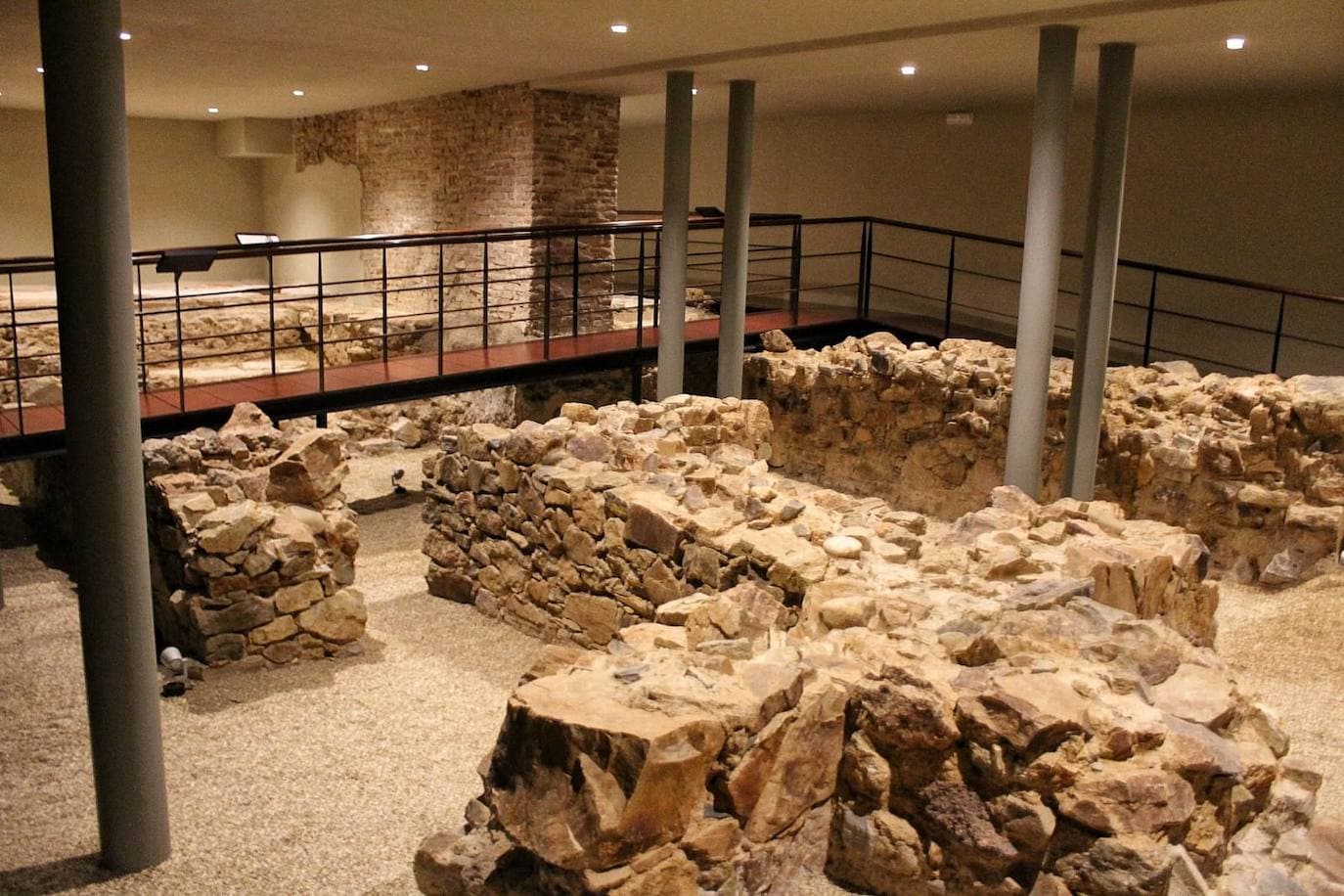 Restos de la muralla fenicia (siglo VI-V a. C.) y piletas de salazón de época romana.Ubicación: Museo Picasso. Visitable