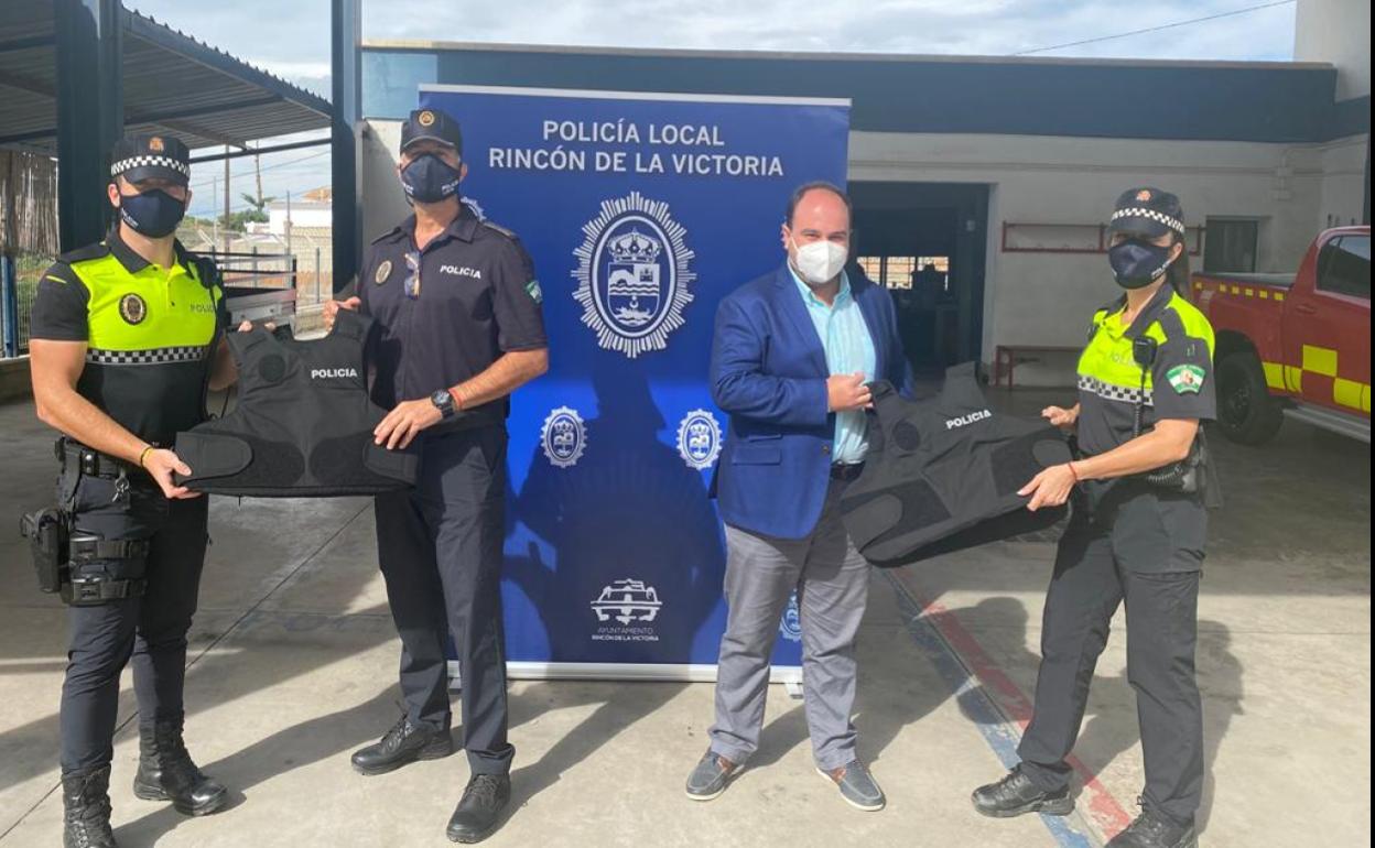 Agentes y el edil del área, con los nuevos chalecos. 