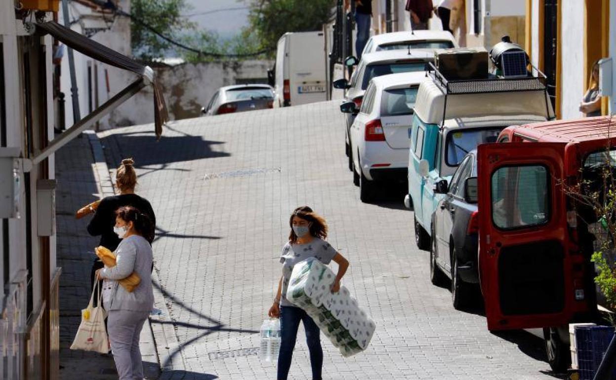 Vecinos de Almodóvar del Río (Córdoba) compran alimentos y productos necesarios