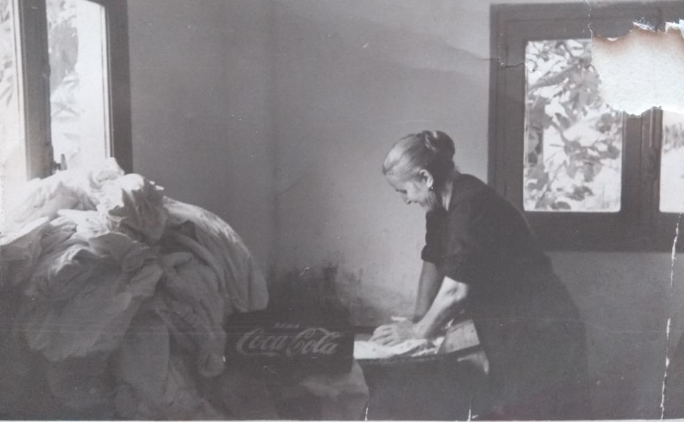 Inés Fernández, la madre de Paco, trabajó durante años lavando monos de trabajo en la fábrica.
