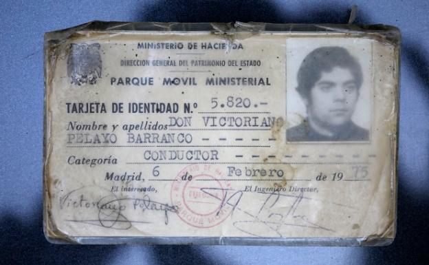 La primera tarjeta de identificación que obtuvo como conductor del parque móvil del Estado. 