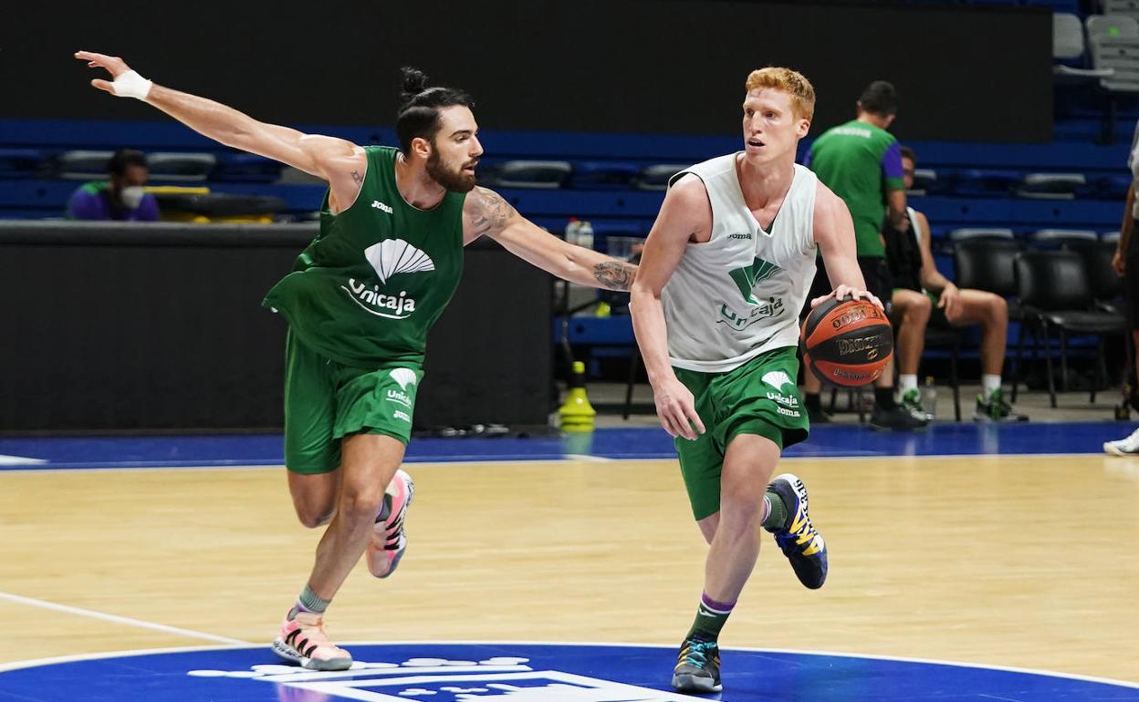 Francis Alonso defiende a Alberto Díaz en un entrenamiento. 