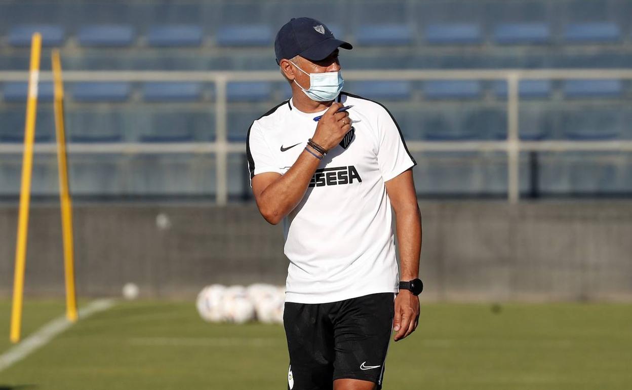 Sergio Pellicer, con mascarilla en un entrenamiento. 