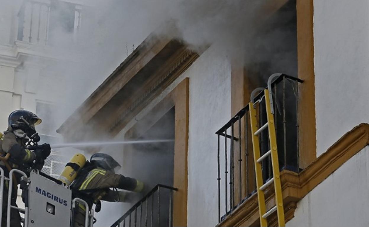 Imagen de archivo de bomberos actuando en el incendio de una vivienda.